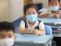 大手牵小手，这样的入学方式爱意满满