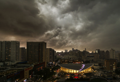 黑云压城暴雨来袭 “巴威”显威啦！ 
