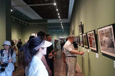 定格100个疫情瞬间 ，《面对——钱捍抗疫生活影像日记》摄影展开展