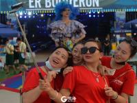 时尚迷人！啤酒女郎华服“亮”了 