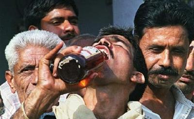 印度假酒事件已致104人死亡，十余年间假酒为何屡禁不止？