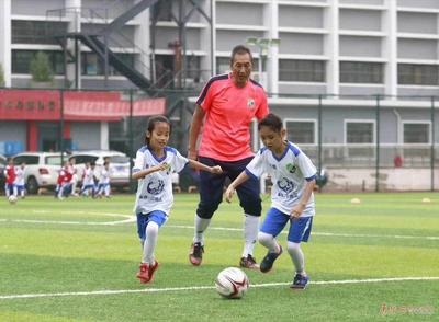 这个暑假娃娃“称霸”足球场 足球后备人才成众多择校家长的热选
