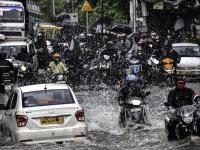 孟买：雨季的城市交通