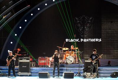 
《兄弟》《别来纠缠我》 黑豹乐队唱响金沙滩啤酒城