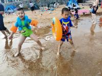 夏日海滨  孩子们的天堂