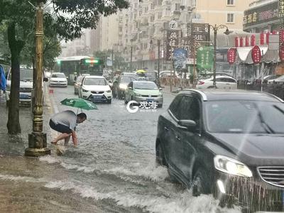 水中推车 徒手清障 他们是乘风破浪的哥哥