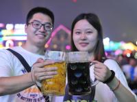 市民游客在金沙滩啤酒城与世界干杯