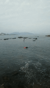 点赞崂山好保安，上周五礁石上救下轻生女，今天又救下两名外地游客