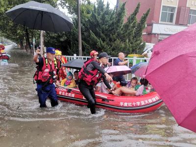 平度200余名儿童被水围困，积水最深一度达1.5米……暴雨中，他们来了！