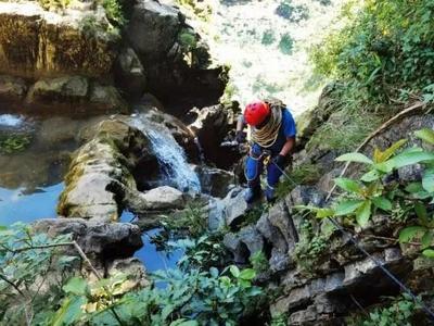 2名被困关岭滴水滩瀑布探险人员已打捞上岸，确认不幸遇难