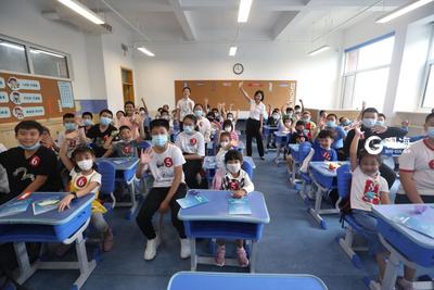 大手牵小手，这样的入学方式爱意满满