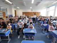 大手牵小手，这样的入学方式爱意满满