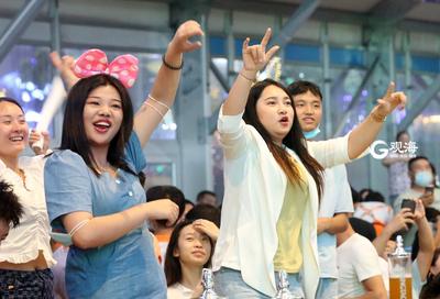 啤酒城里的醉美人 泼辣又豪爽