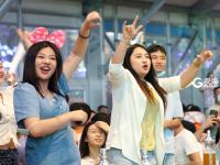 啤酒城里的醉美人 泼辣又豪爽