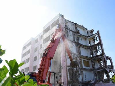 平度市杭州路贯通项目 最后一处居民楼完成拆除  
