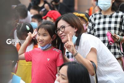 大手牵小手，这样的入学方式爱意满满