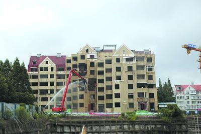 “湛山大坑”没了时尚广场来啦！市南新湛三路9号危楼开拆 计划10天内完成拆除