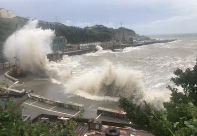 台风“黑格比”登陆浙江，掀起滔天巨浪