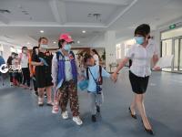 大手牵小手，这样的入学方式爱意满满