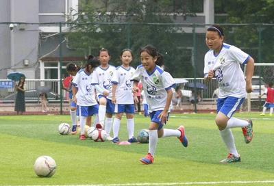 这个暑假娃娃“称霸”足球场 足球后备人才成众多择校家长的热选