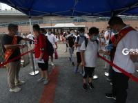 大手牵小手，这样的入学方式爱意满满