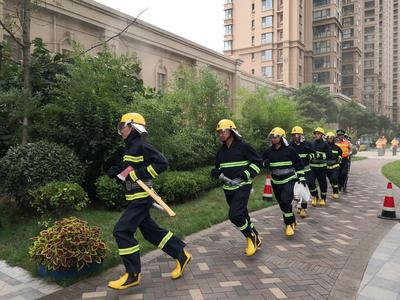 高层建筑起火如何快速救援？李沧区浮山路街道举办消防实战演练