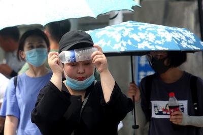 大型露天汗蒸馆，这样的桑拿天拿什么来“续命”