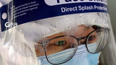 实拍核酸检测员日常：穿着“桑拿服”与病毒过招