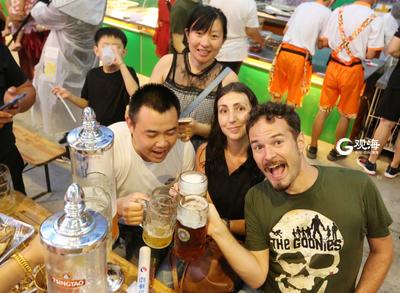 啤酒城里的醉美人 泼辣又豪爽