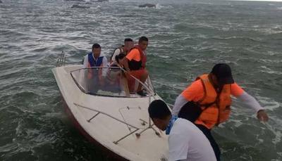 惊险！涨潮速度过快困住外地游客，青岛这支救生队大浪中驾驶快艇靠礁救人