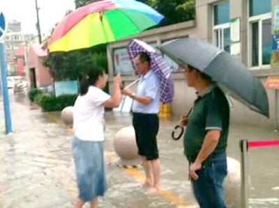 开学首日遇风雨，平度这个校长为学生撑起了一把把暖心的伞  