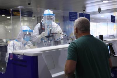 既“战疫情”又“战高温”，这里是高温下的青岛机场边防检查站