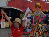 时尚迷人！啤酒女郎华服“亮”了 