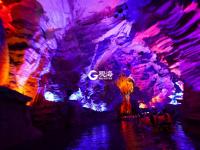 这溶洞，迂回婉转，腹中天地阔，浓缩贵州山水精华