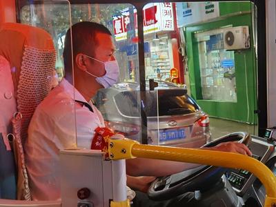 啤酒节末班公交驾驶员：不闻窗外“酒香”，只为送乘客平安归家