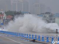 受台风影响，青岛沿海掀起巨浪！