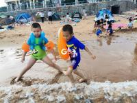 夏日海滨  孩子们的天堂