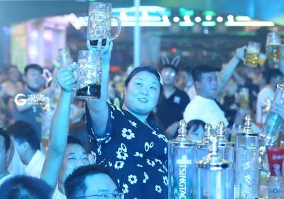 啤酒城里的醉美人 泼辣又豪爽