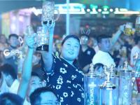 啤酒城里的醉美人 泼辣又豪爽