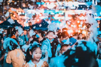 忘掉烦恼与忧愁 啤酒节里撒欢儿嗨就对了 