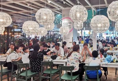 青岛宜家开业了，果然来了很多人