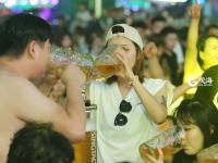 啤酒城里的醉美人 泼辣又豪爽