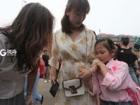 大手牵小手，这样的入学方式爱意满满