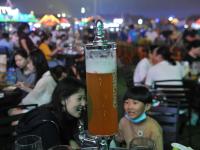 市民游客在金沙滩啤酒城与世界干杯