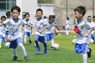 这个暑假娃娃“称霸”足球场 足球后备人才成众多择校家长的热选