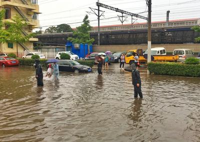 水中推车 徒手清障 他们是乘风破浪的哥哥
