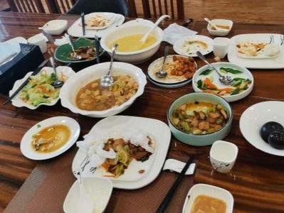 青岛市民餐桌调查：婚宴、自助餐厅成浪费重灾区，网红吃播大胃王吃了又吐！