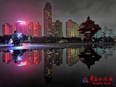 雨后，入夜，这样的五四广场你见过吗？