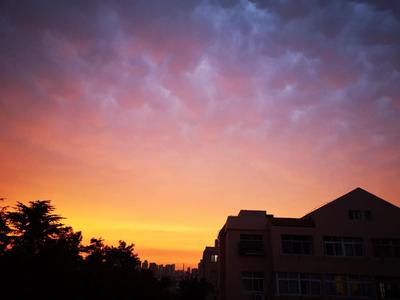 乌云过后，青岛老城上空彩霞满天