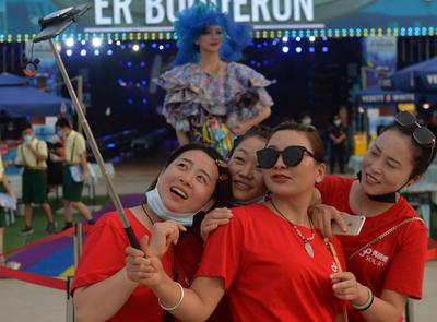 时尚迷人！啤酒女郎华服“亮”了 